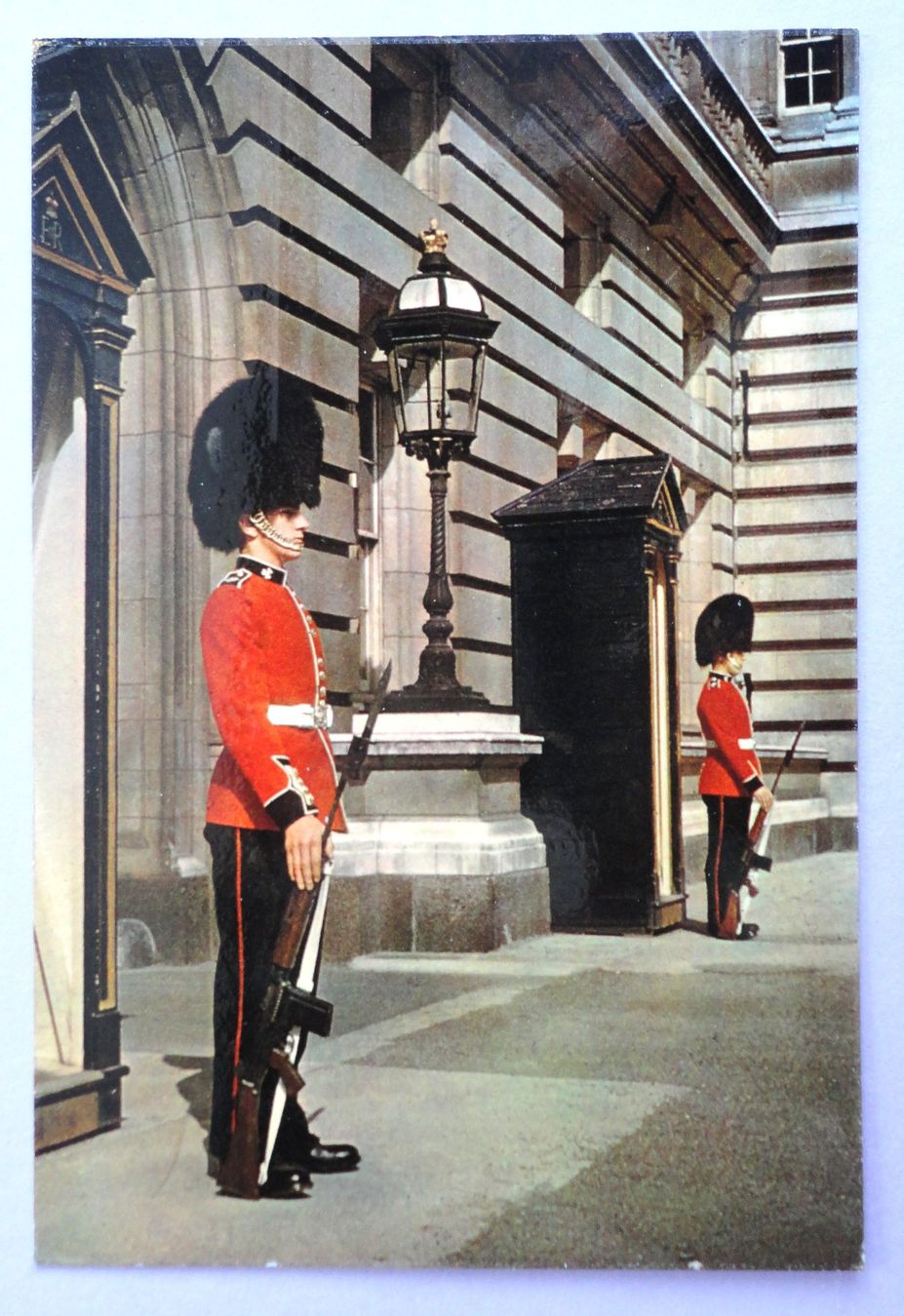 Cartoline postali: London, The Queen' s Guard – Usato da Fétigny venduto da Billy2miny