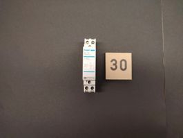 Hager ES 110 25A relais 1F - bon état