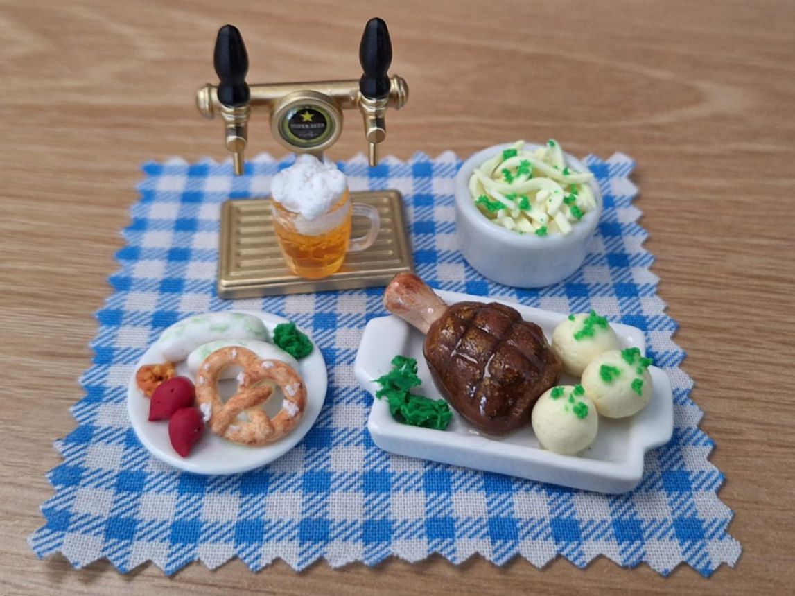 Case e mobili per bambole: Handmade Oktoberfest Essen Set, Schweinshaxe, Bier – Nuovo (secondo la descrizione) da Zürich venduto da HandmadeTinyFood 3