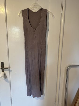 Zara Kleid, Rippstrick, Gr. S, Lila, Knöpfe, Top Zustand!