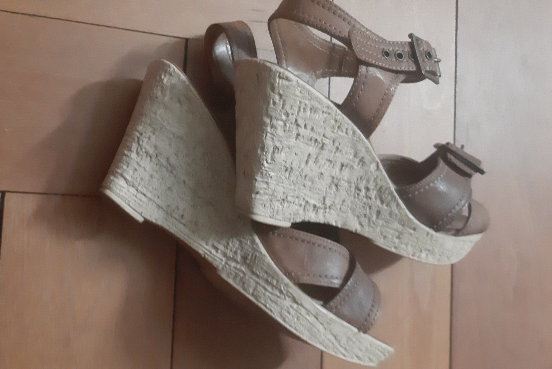 Damenschuhe: Braune Sandalen mit Keilabsatz, Gr. 37 – Neu und originalverpackt aus Zürich von Venecia25