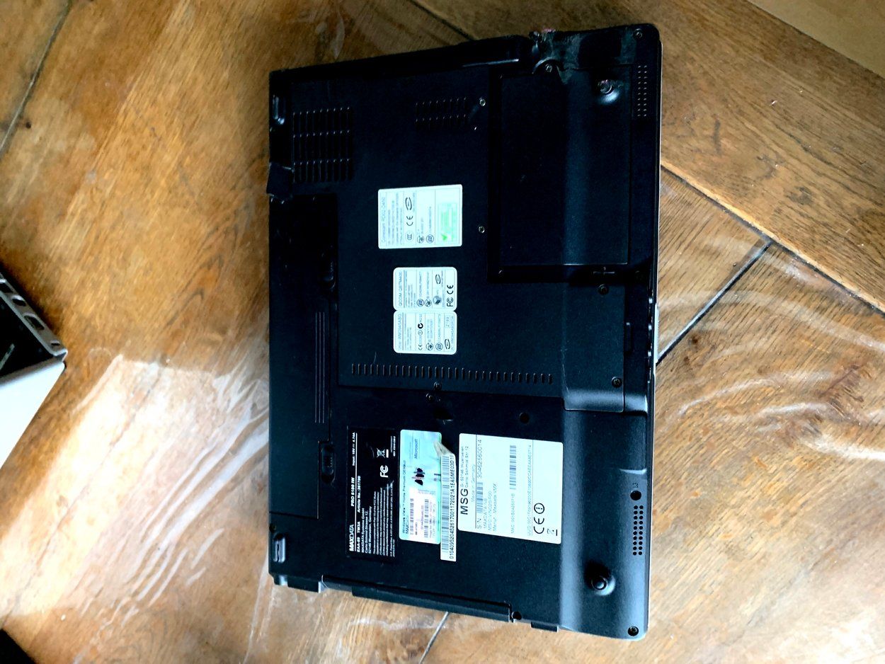 Notebook: MAXDATA Model: PR06100IW. Laptop startet nicht. Für Teile. – Usato da Emmen venduto da newdeal1970 6