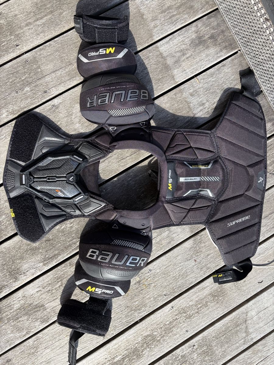 Bauer Protezioni & Imbottiture: Bauer Supreme M5 Pro Chest Protector Grösse M, Top Zu – Usato da Erlenbach ZH venduto da kat_rkv7 2