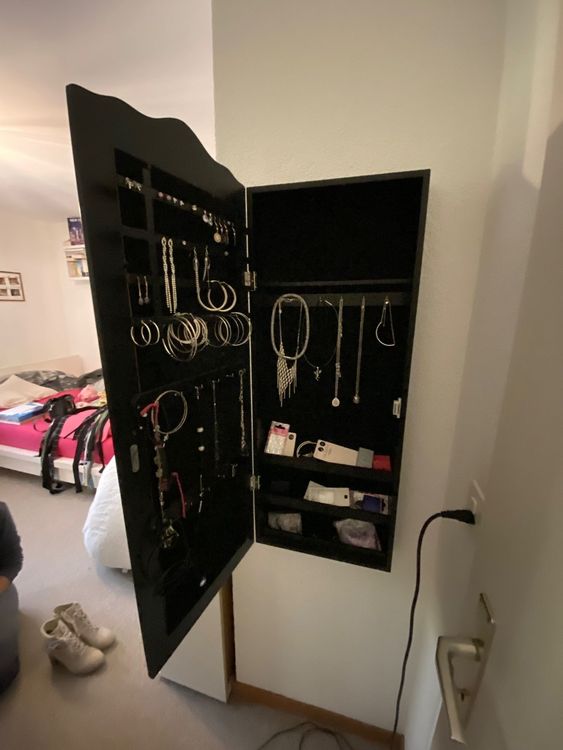 Wandmontage Schwarz Metall Schriftrollen Design Schmuck Organizer