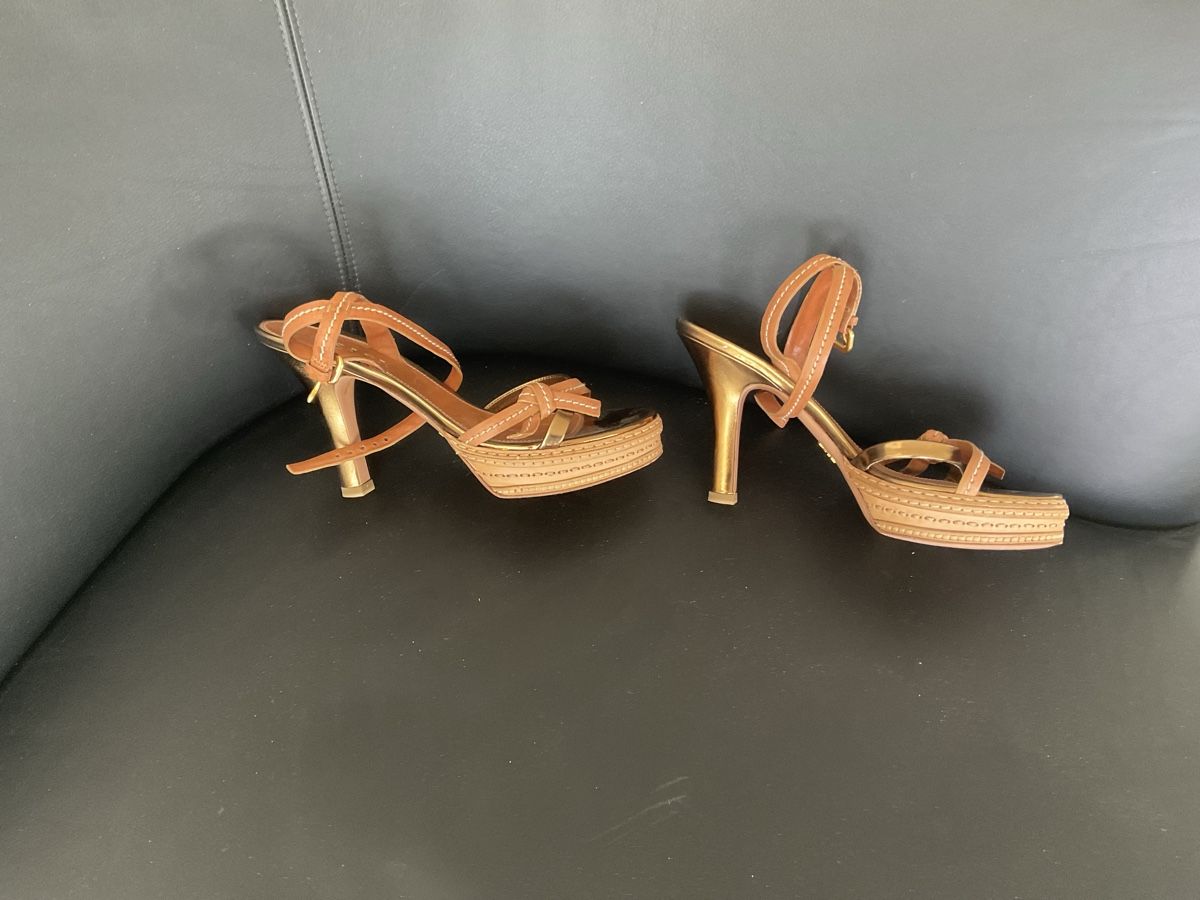 Prada Damenschuhe: Prada Pumps in Grösse 37 – Gebraucht aus Mariastein von u_n_6s5w