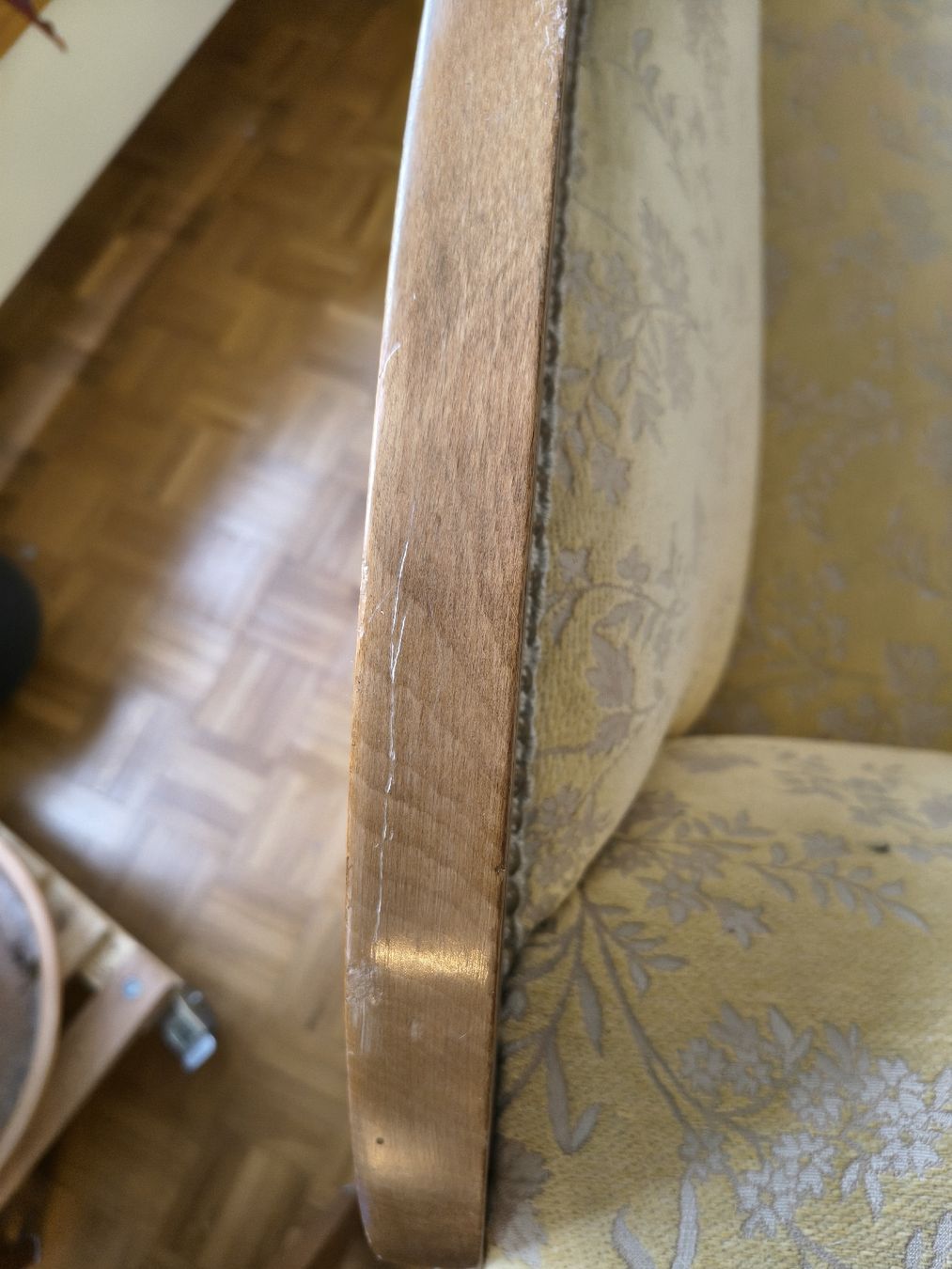 Divani: Antikes Sofa /Canapé, gelb mit Blumenmuster, Holzrahmen – Usato da Erlen venduto da Nordicwind 2