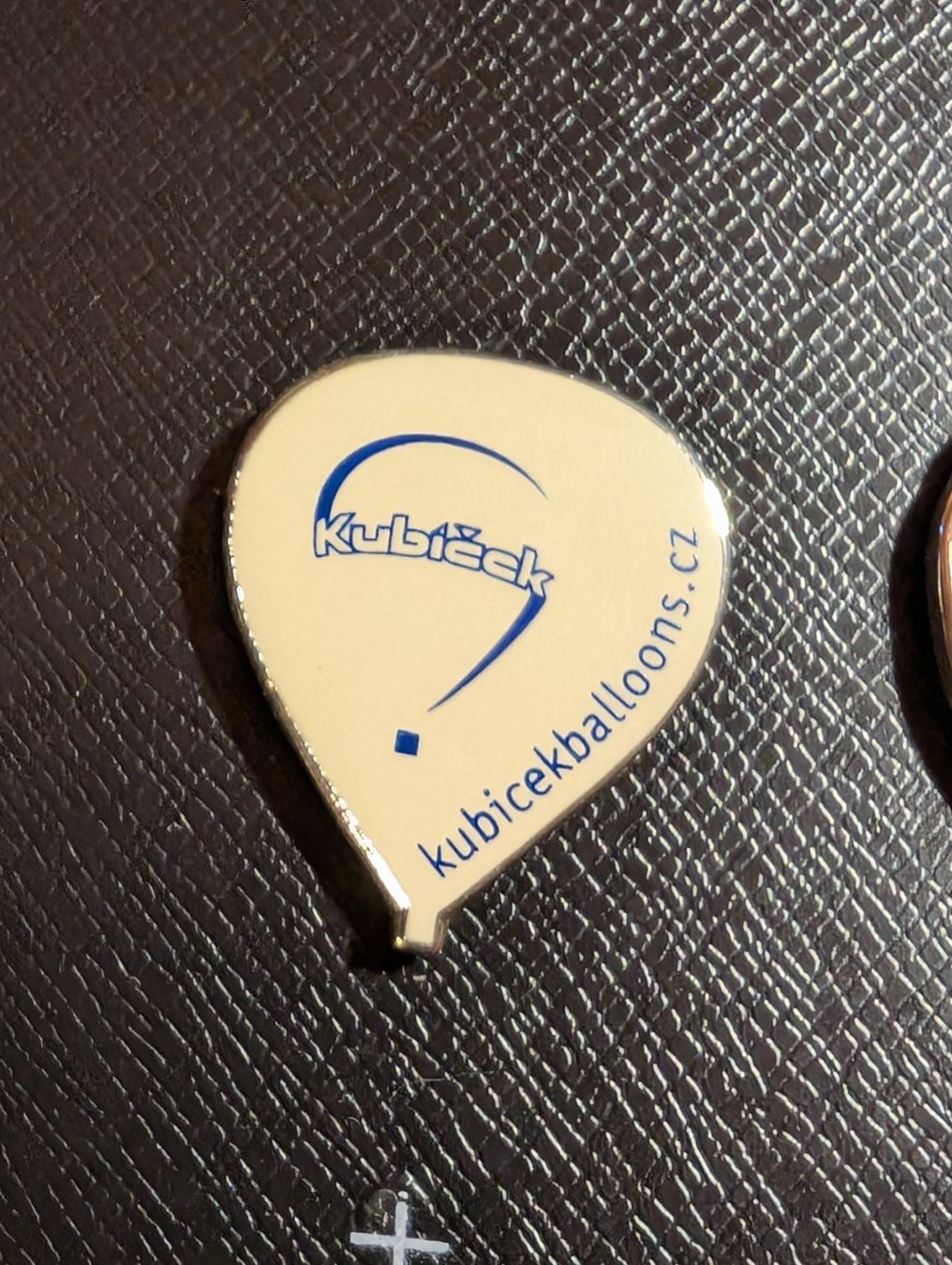 Plaketten & Abzeichen: Ansteckpin O1: Luftballon – Gebraucht aus Oppligen von Pin-Fall-Shop