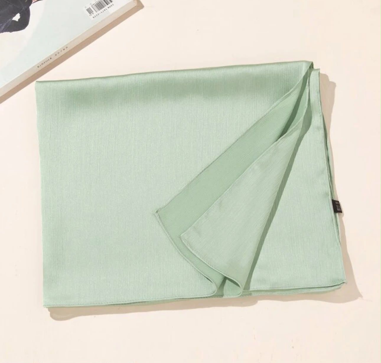 Foulards & écharpes: Foulard vert clair – Neuf avec emballage d'origine à Montreux par Iza_81199 2