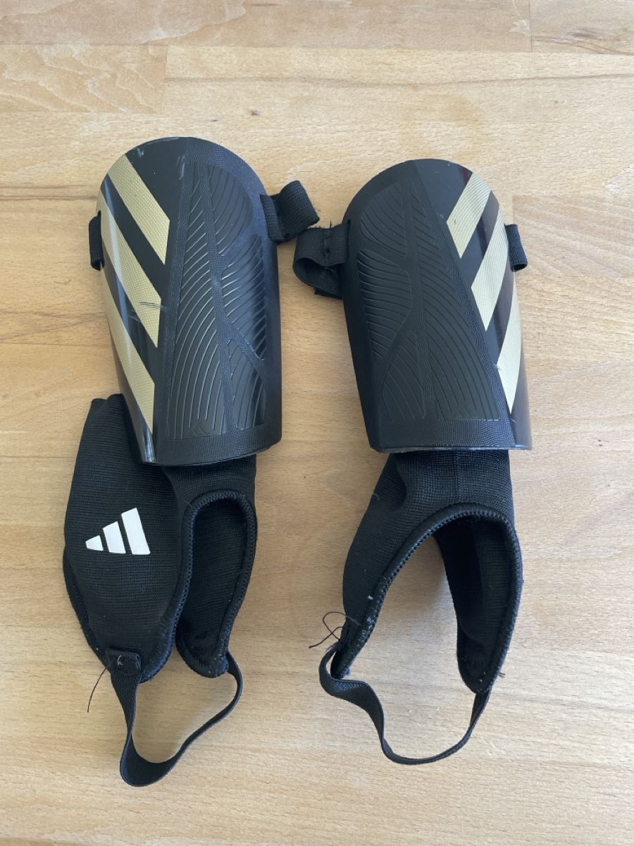 Protezioni & Imbottiture: Adidas Schienbeinschoner – Usato da Zürich venduto da Uhluupu