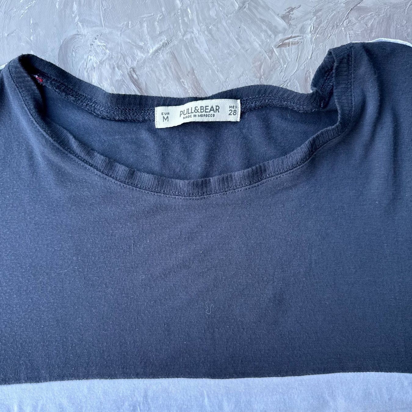 Pull&Bear T-shirt: T-shirt Pull&Bear noir et blanc – Usato da Thônex venduto da Suisse.Shopping 4