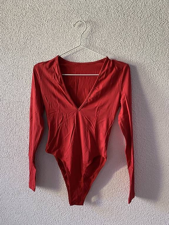 Tops: Roter Body mit tiefem V-Ausschnitt – Gebraucht aus Wahlen b. Laufen von Jeanine_T