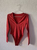Roter Body mit tiefem V-Ausschnitt