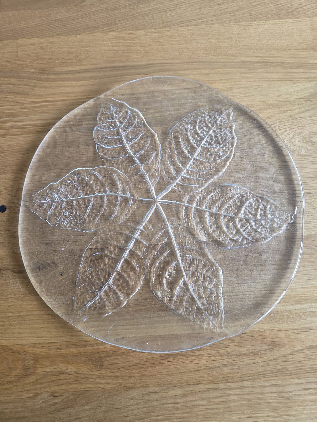 Servierplatten: Glasplatte mit Blattmotiv rund  – Gebraucht aus Lupfig von olivenbaeumli