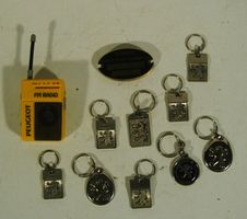 Peugeot Schlüsselanhänger und Mini Radio, Sammlerstücke
