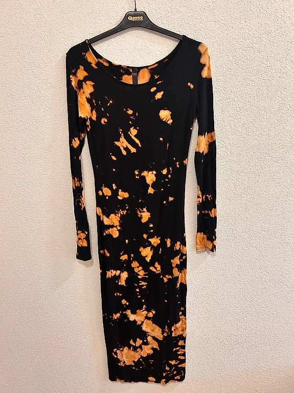 Vestiti: Schwarzes Midikleid mit orangenem Batikmuster – Usato da Allschwil venduto da ann_2t6s 1