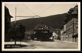 St. Blaise, Strassenansicht mit Häusern