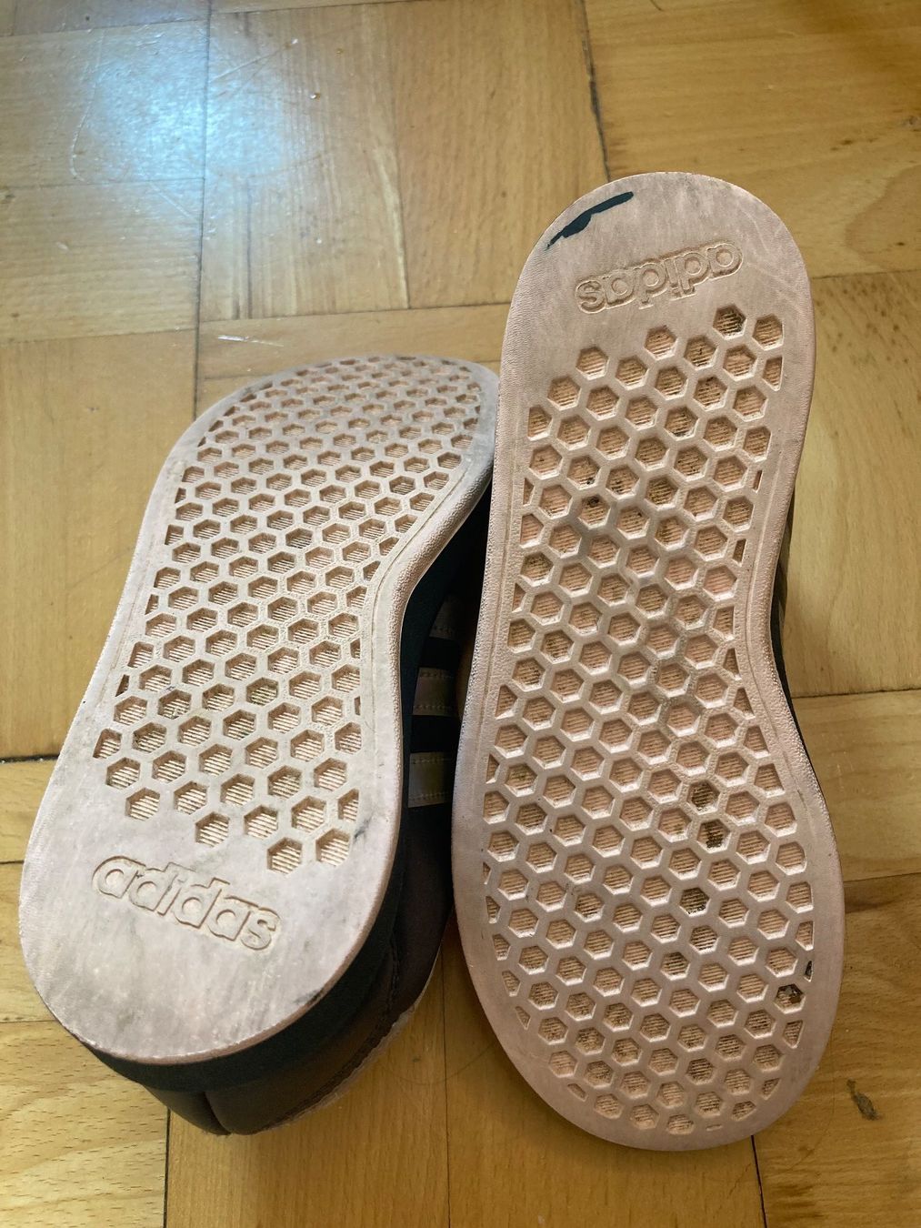 Adidas Scarpe per ragazze: Dunkelblaue Adidas Turnschuhe, Gr. 33 – Usato da Bern venduto da P-Lina 1