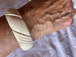 Vintage Armreif Knochen mit Goldfaeden