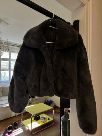 Kurze Damen Kunstfelljacke in Grau