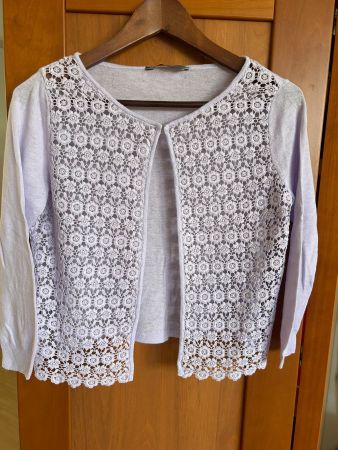 Zarter Cardigan / Strickjacke mit Spitze – Flieder – Gr. 38