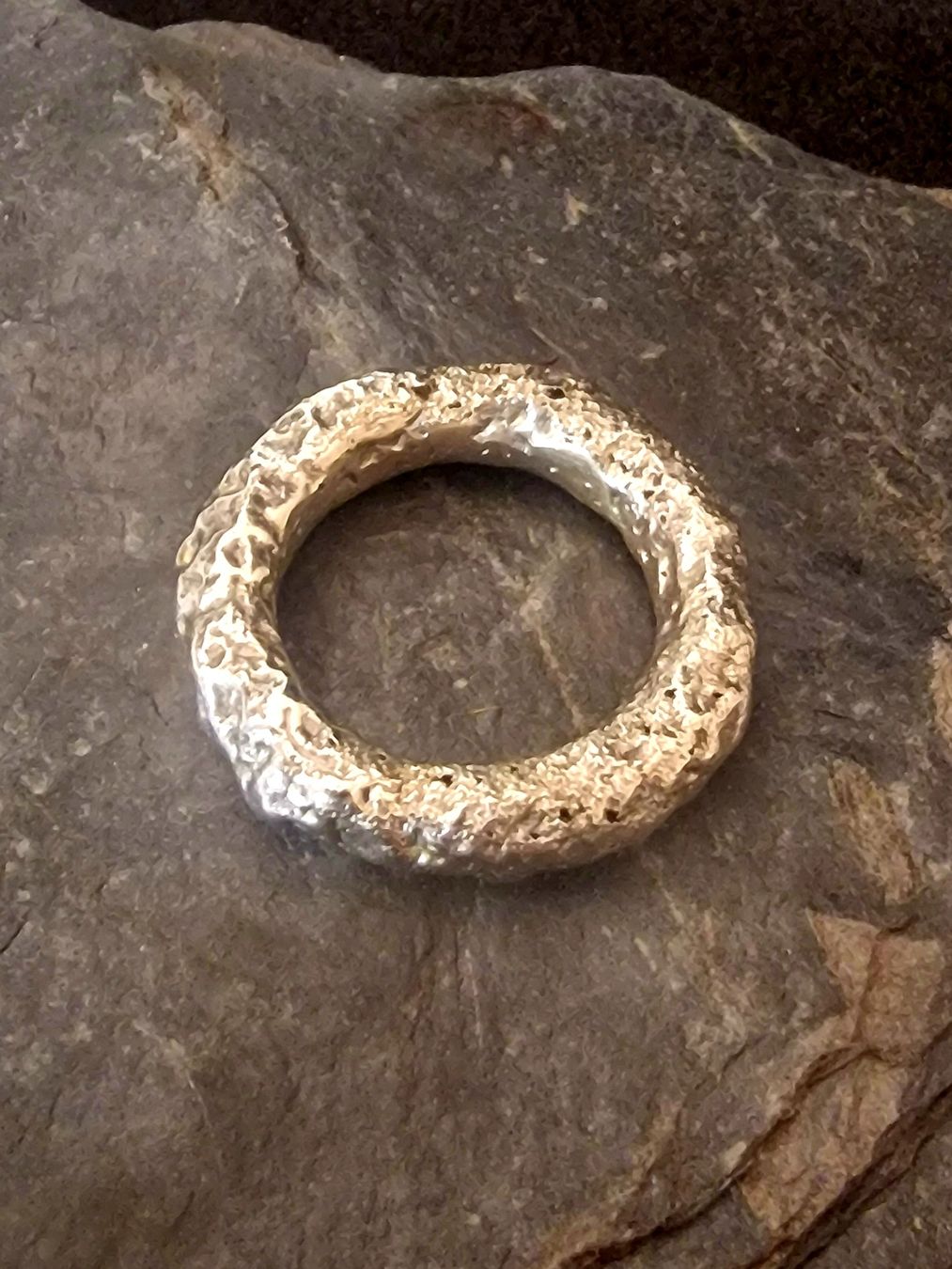 Anelli: Bronzering, Rudimentärstyle, Ringgrösse 54. – Nuovo e nell'imballaggio originale da Aarau venduto da Schmuckhoehle_MD 6