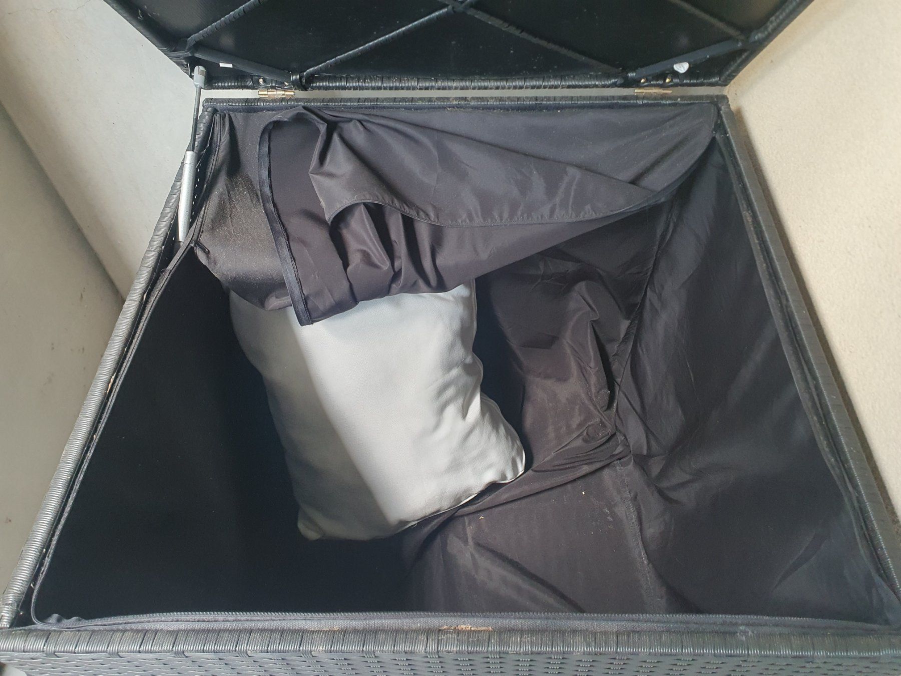 Auflagenboxen: Kissenbox Poly Rattan schwarz – Gebraucht aus Bäretswil von planni29 1
