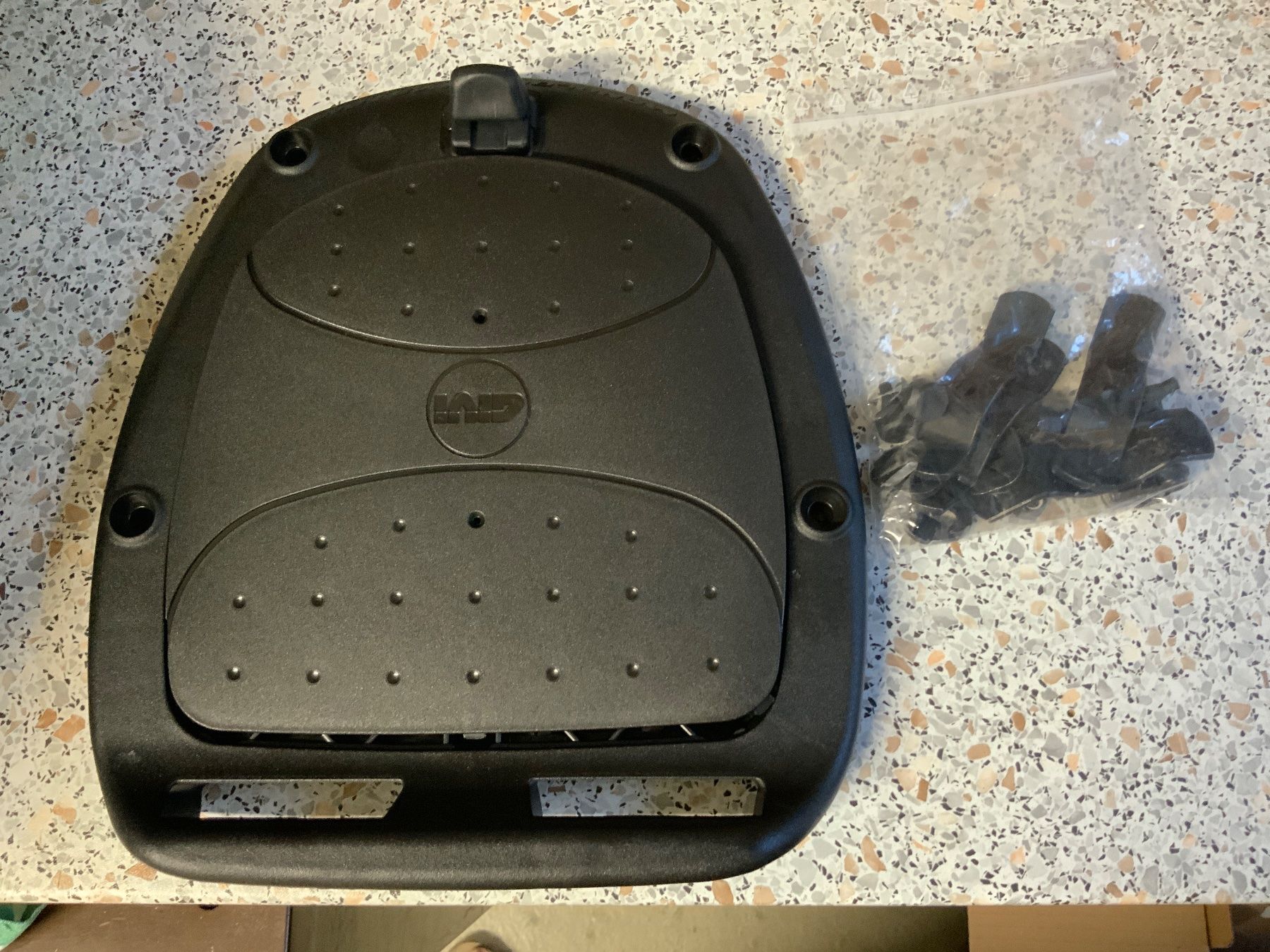 Givi Topcases: Givi Top-Case Monolock E370 schwarz matt Tech Version – D'occasion à Wängi par  6