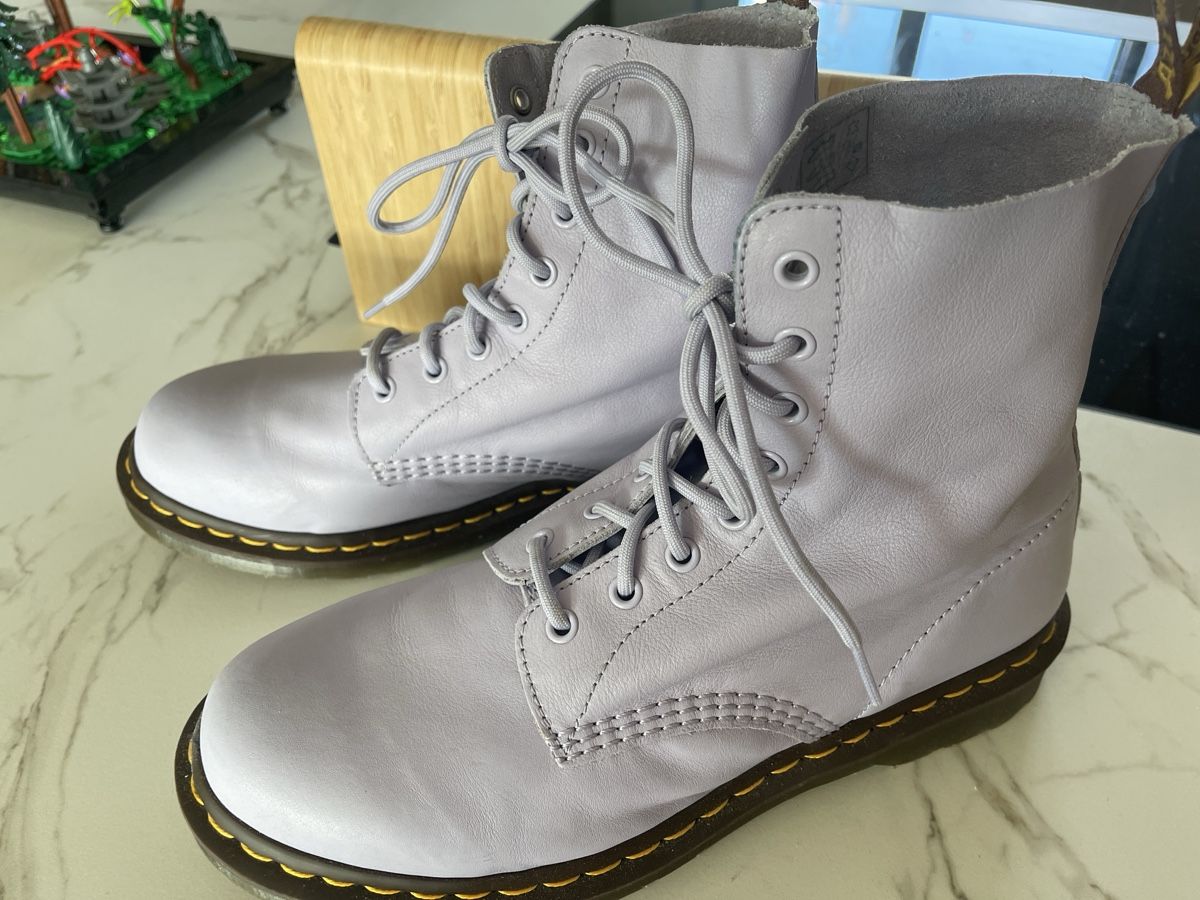 Dr. Martens Scarpe da donna: Dr. Martens Stiefel, Grösse 43, Lila – Usato da Täuffelen venduto da Nice800