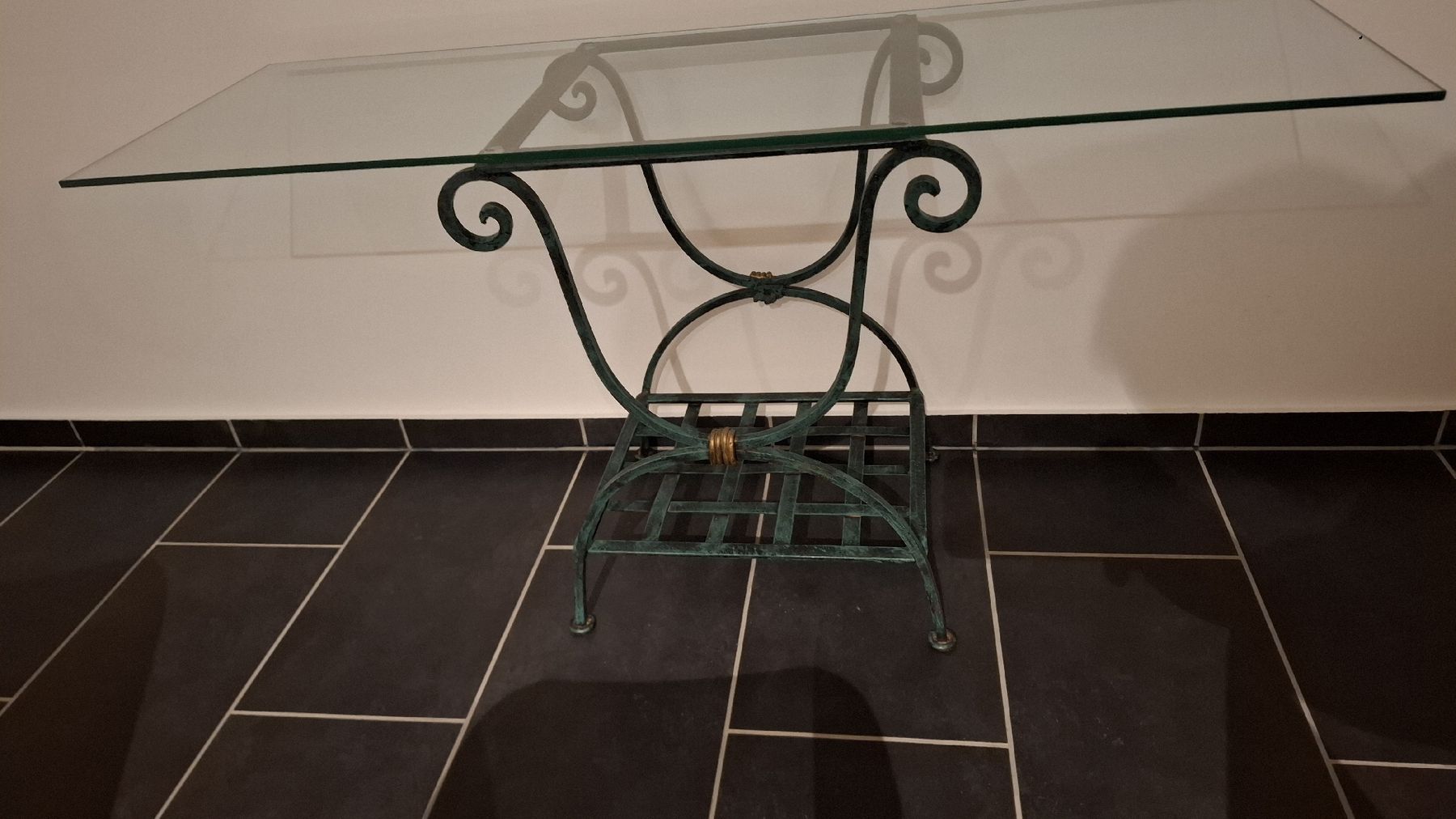 Tavoli: Stylish Glass side Table with Wrought Iron Base. Nice! – Usato da Gränichen venduto da Metiiii