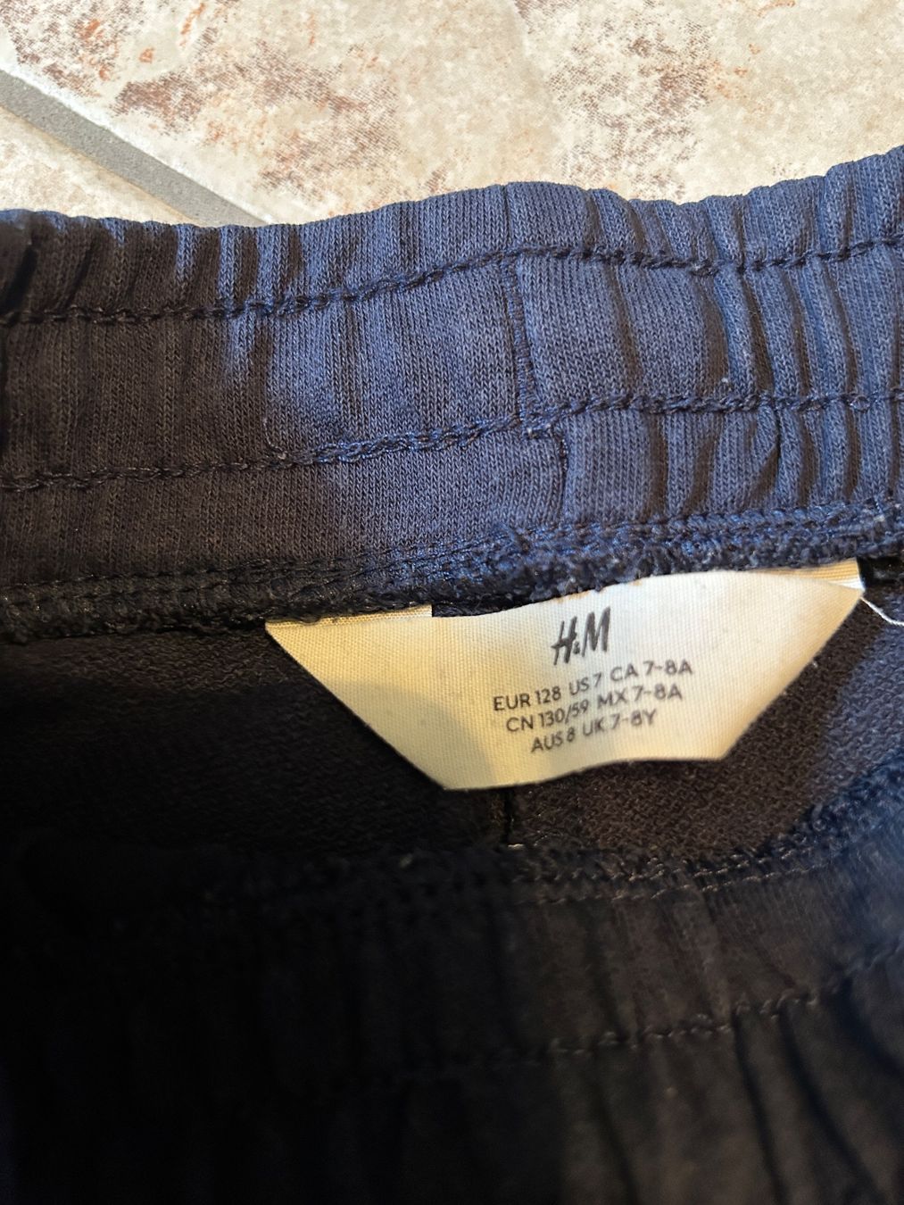 H&M Pantaloni: Hose kurz, Gr. 128, 2 Paar – Usato da Reichenburg venduto da nanuk015 1