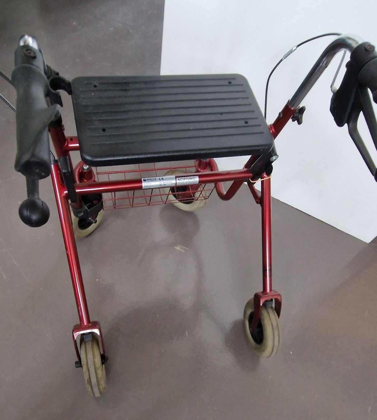 Ausili per la deambulazione: Rollator Farbe Rot Nr. 14 – Usato da Niederbipp venduto da Trude04 2