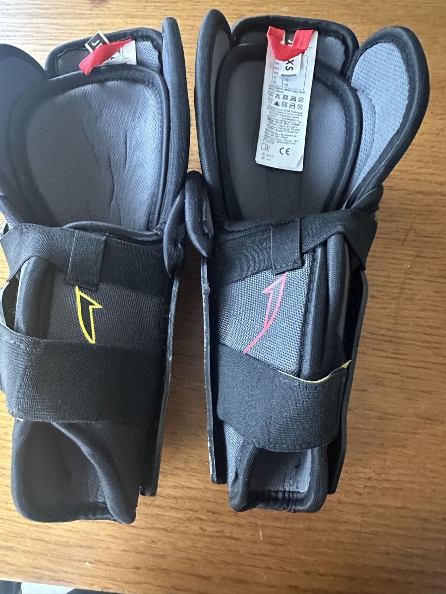 Protezioni & Imbottiture: Eishockey Schienbeinschoner Junior xs – Usato da Gelterkinden venduto da Aischas 1