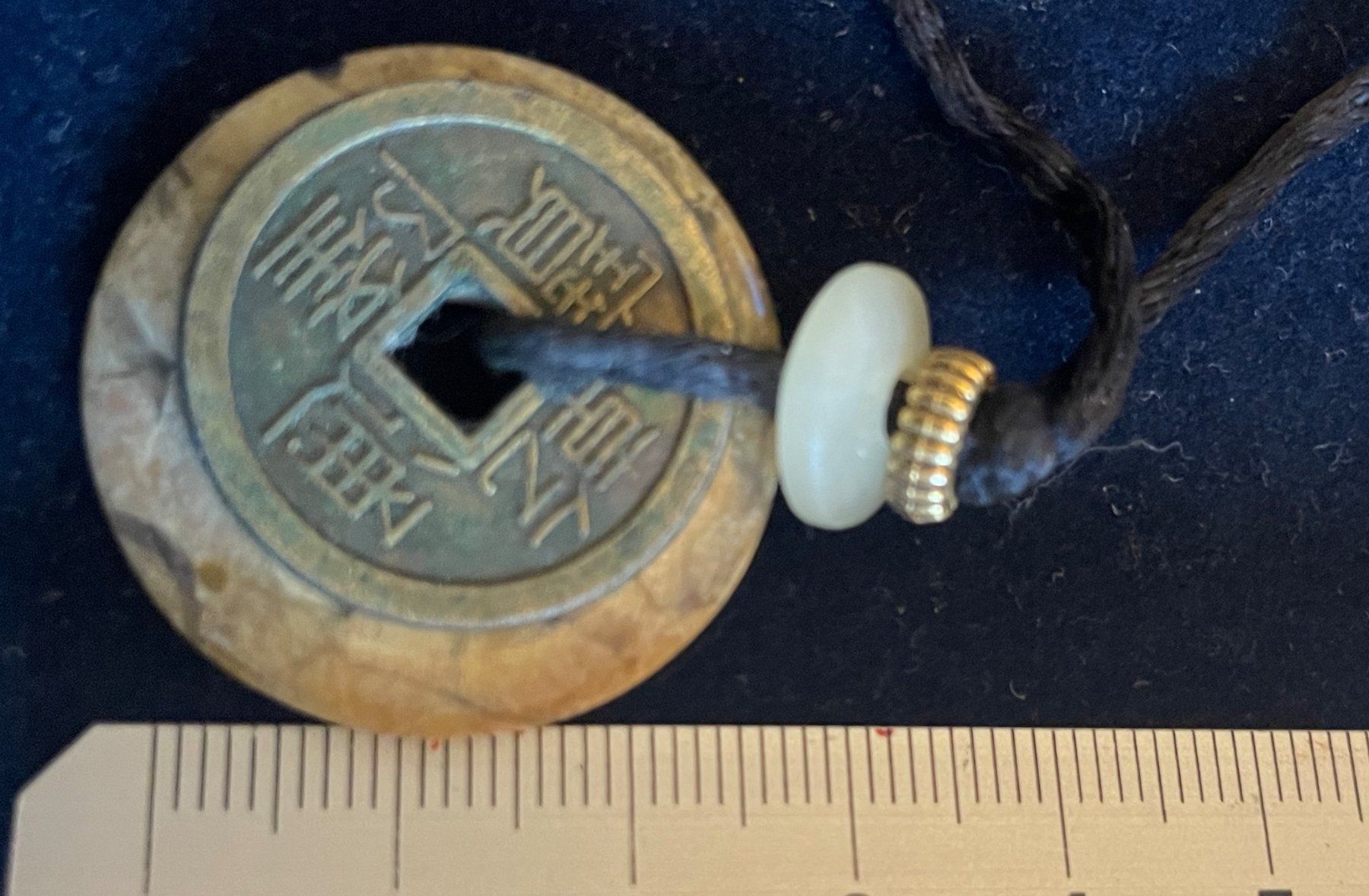 Catenine: Collier avec symbole asiatique – Usato da Sugnens venduto da 555madison