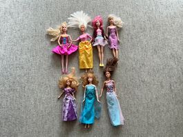 7 Barbie Puppen mit diversen Kleidern,  bespielt