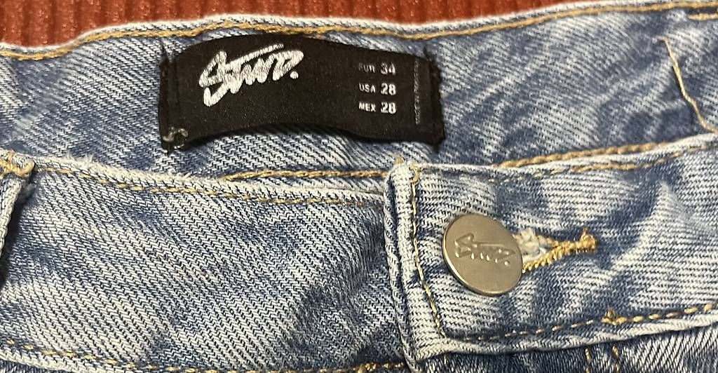 Jeans: Baggy Jeans Shorts   Schwarz & Hellblau – D'occasion à Rheinau par Orcas 3