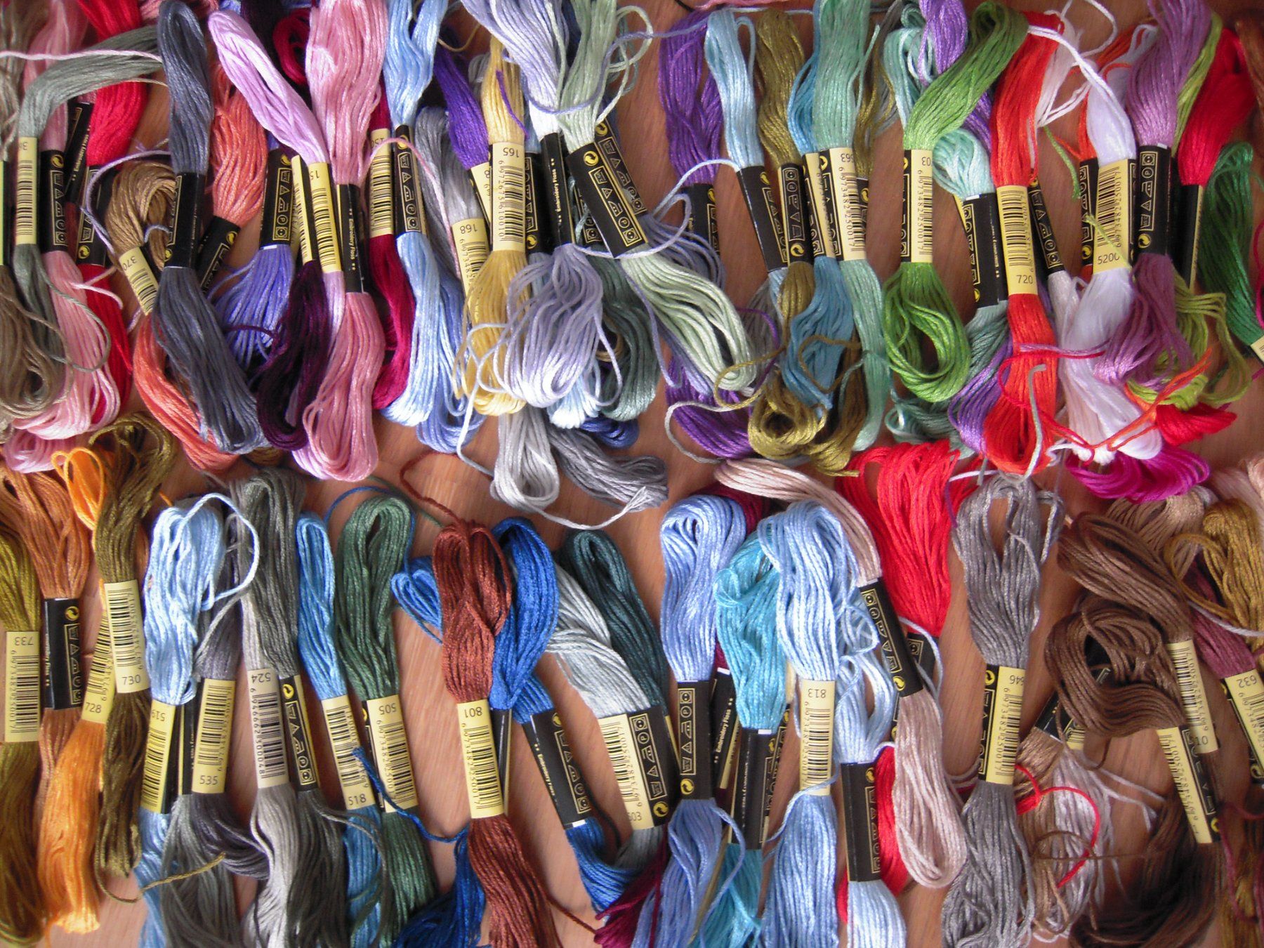 Kordeln & Faden: 200 Stickfäden Stickgarn (200 verschiedene Farben!) NEU – Neu und originalverpackt aus Uzwil von visions77 1