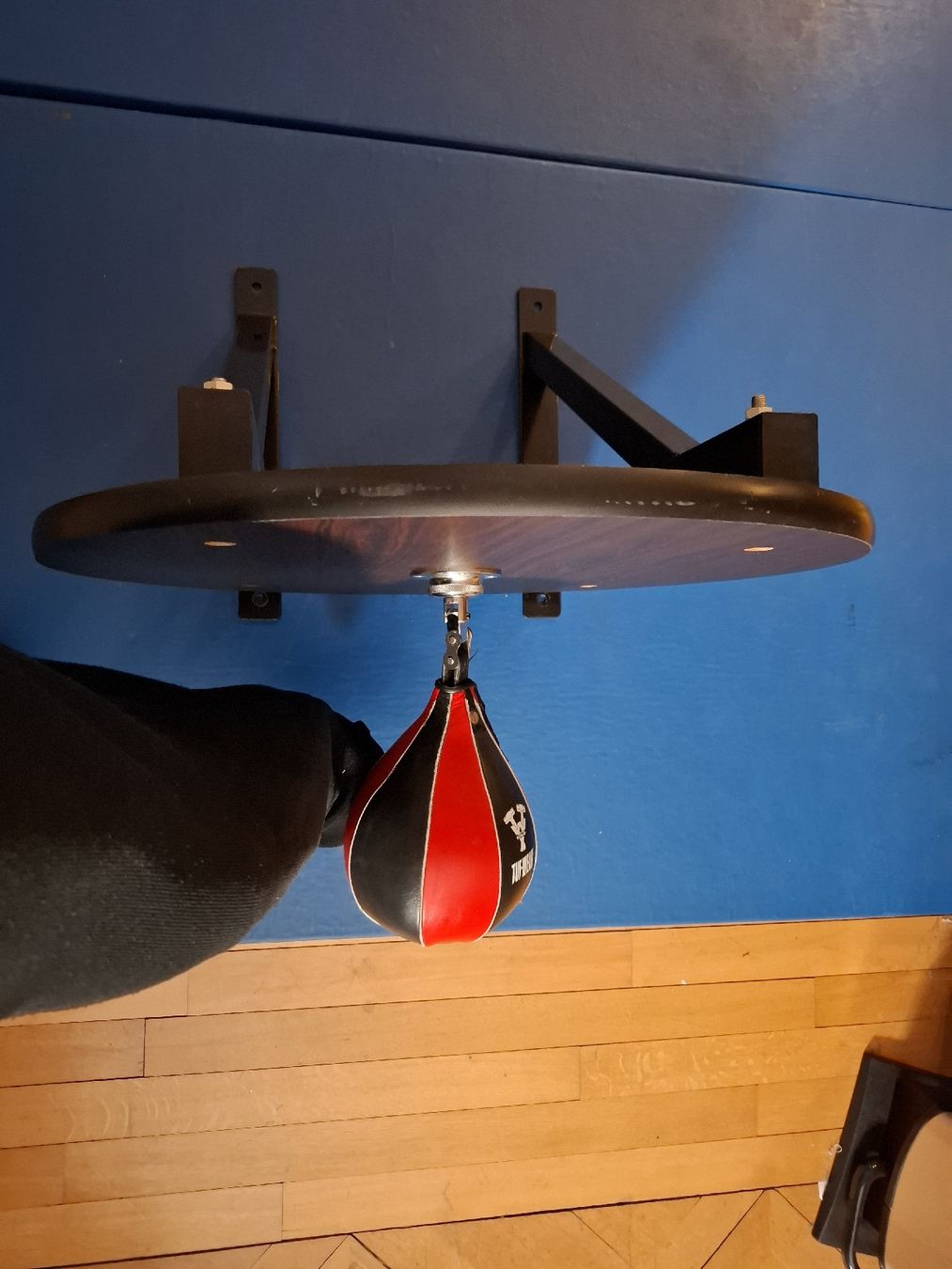 Sacchi da boxe: Plateforme murale pour speed ball avec poire de boxe – Usato da Le Locle venduto da Maria.222