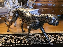 Lebensgrosser Gepard aus versilberter Bronze
