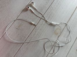 APPLE EarPods praktisch unbenutzt