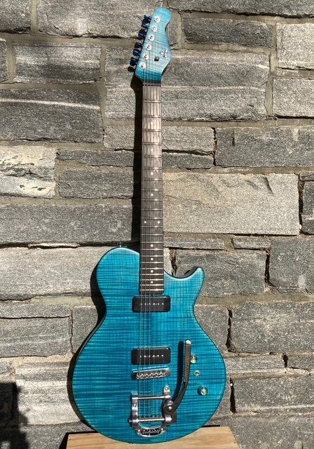 Musikinstrumente: Custom E-Gitarre mit Bigsby – Neu (gemäss Beschreibung) aus Faulensee von Musicman71 1