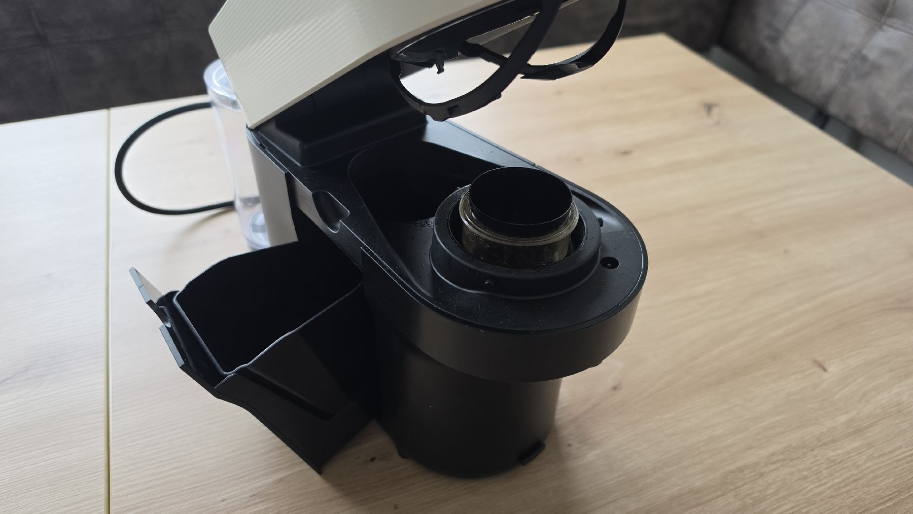 Nespresso Macchine per caffè & Macchine per espresso: Nespresso Kaffeemaschine mit Milchschäumer & Kapseln – Usato da Näfels venduto da Buuremeitli96 1