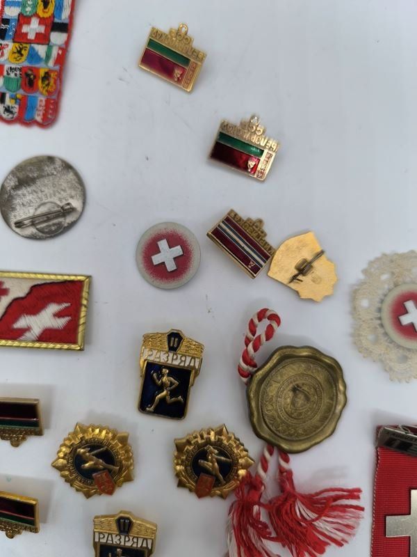 Plaketten & Abzeichen: Lot Pins 32 Stück – Gebraucht aus Rüti ZH von Restwert_Rueti_ZH 3