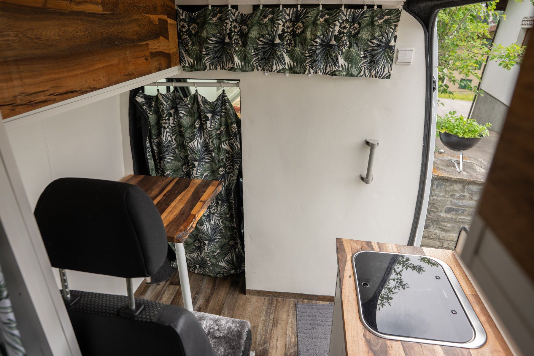 Mercedes-Benz Camping Fahrzeuge: Einzigartiger Sprinter Camper mit Neuem Motor ab MFK – Gebraucht aus Rothrist von miiromiro 1