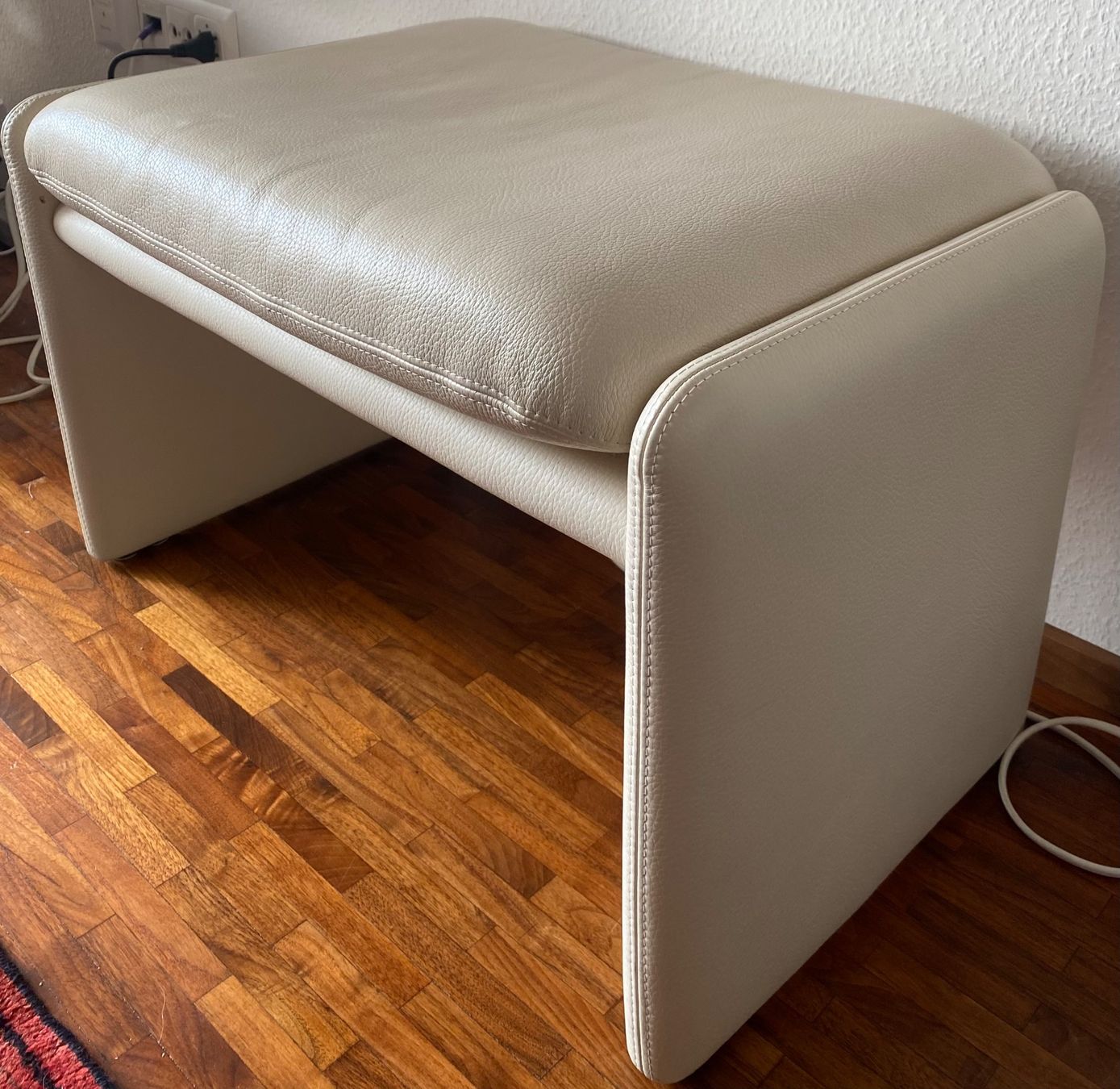 Divani: Ledersofa, Zweisitzer, cremefarben mit Hocker – Usato da Thalwil venduto da ang_97bw 2