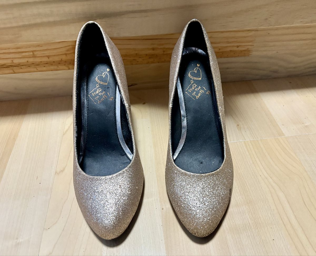 Scarpe da donna: Glitzernde goldene Pumps – Nuovo (secondo la descrizione) da Wetzikon ZH venduto da deb_8wcc