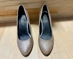 Glitzernde goldene Pumps