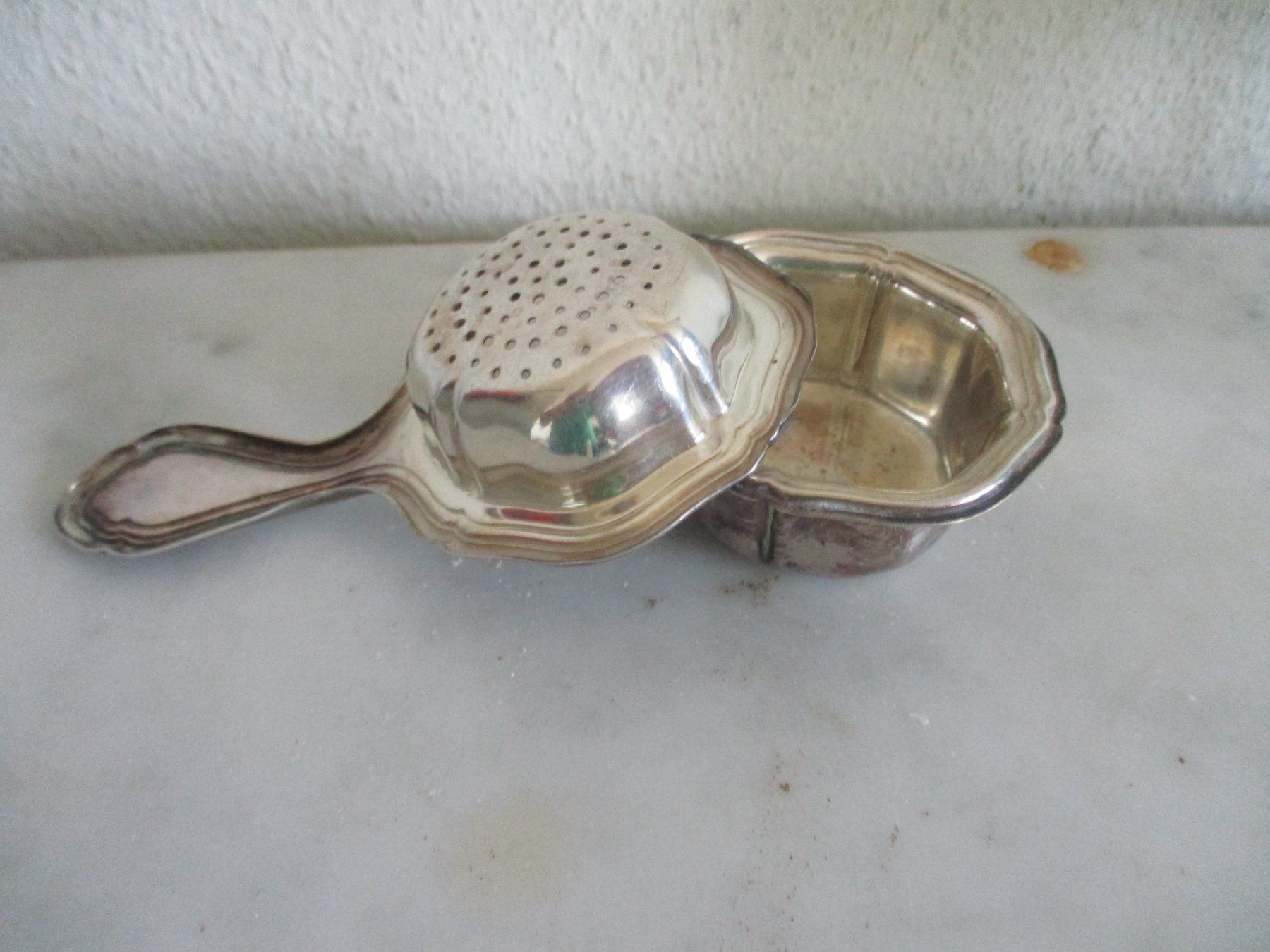 Set di piatti: Teesieb mit Schälchen versilbert Passoire à thé argenté – Usato da Marly venduto da Rolmax 7