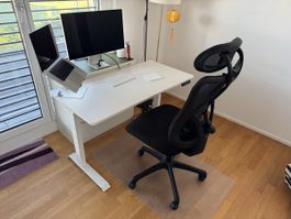 Standing desk and office chair / Stehpult und Bürostuhl