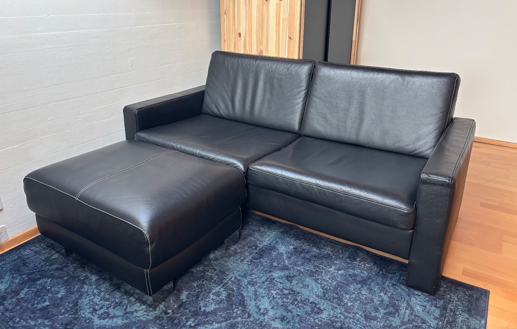 Sofas: Echtleder Sofa mit Hocker schwarz – Gebraucht aus Umiken von Steini99