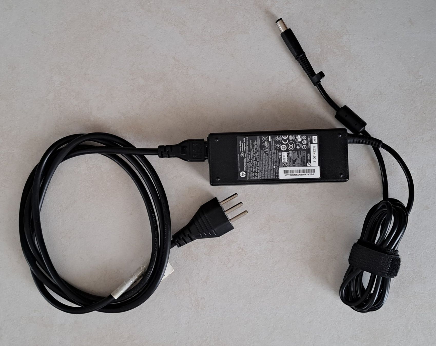 Hewlett Packard Caricabatterie: ***** HP Laptop Charger AC Adapter / PPP012L-E  65W – Usato da Villaz-St-Pierre venduto da Ubid